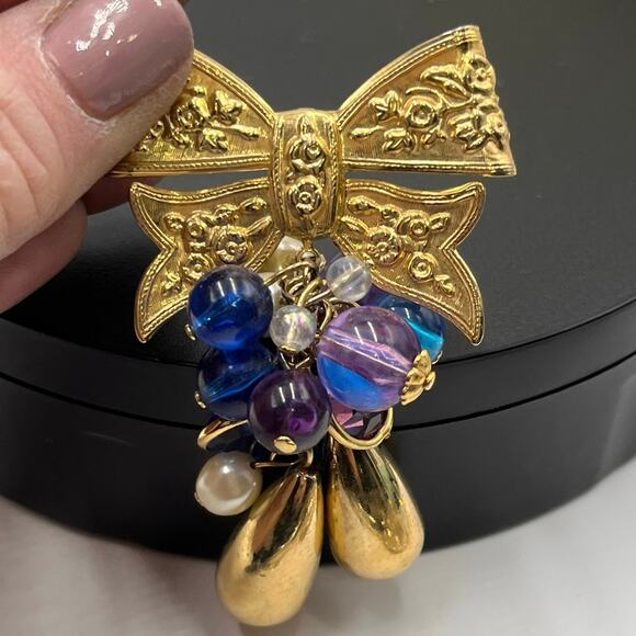 Vintage Gold Tone Bow Teardrops Blues and Purples Dangle Brooch - Picture 8 of 8